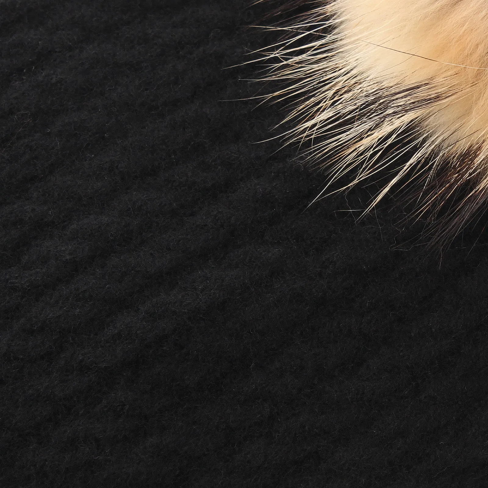 Cable Cashmere Pom Pom Black